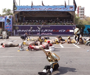 هجوم يزلزل قوات الجيش الإيراني خلال عرض عسكري بالأ