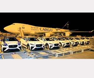 الخطوط السعودية تنقل 58 سيارة و220 طنا تجهيزات للس