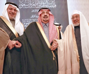 أمير الرياض يكرم زياد الدريس