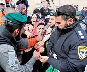 الفلسطينيون ينتفضون وإضراب شامل بالأراضي المحتلة
