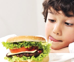 الوجبات السريعة تسبب تراكم الدهون على كلى الأطفال