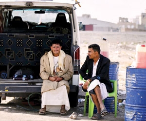 المتمردون يبيعون المساعدات الإنسانية بأسواق صنعاء