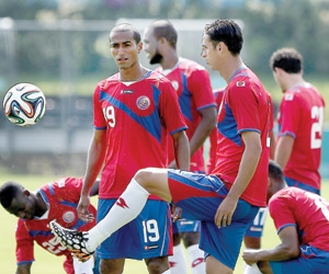 كوستاريكا تتطلع إلى الصمود في المجموعة 