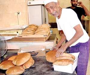 بارزيق.. 70 عاما يصنع الخبز بـ