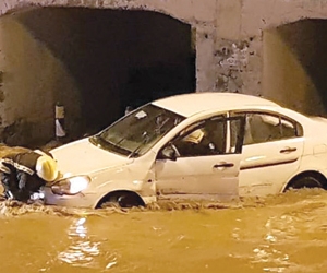 وفاة شخص واحتجاز مركبات وماسات كهربائية بأمطار مكة