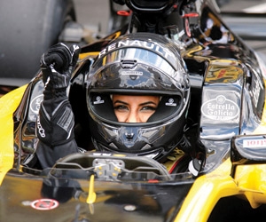 سعودية تقود سيارة Formula 1