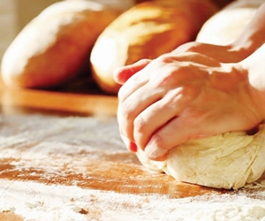 تجربة تكشف تأثر طعم الخبز بأيدي الخبازين