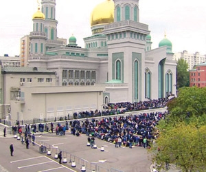 المسجد الكبير في موسكو لم يسع المصلين في عيد الأضح