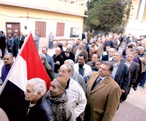 المصريون يتدافعون على الاستفتاء.. ويستقبلون 