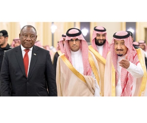 خادم الحرمين يهدي قلادة الملك عبدالعزيز لرئيس جنوب