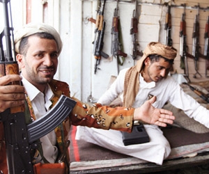 حوثيون يبيعون أسلحتهم لإعالة أسرهم