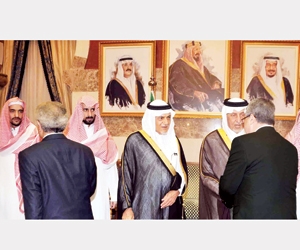 أمير مكة يستقبل المعزين في وفاة سعد الفيصل