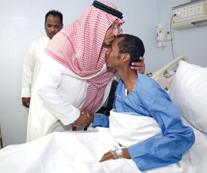 منصور بن مقرن يزور مصابي رجال الأمن بمستشفى القوات