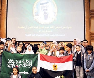 حرم السفير السعودي بالقاهرة تدرّس أطفال مستشفى الس