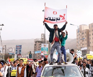 الحوثي يجمد رواتب معارضيه