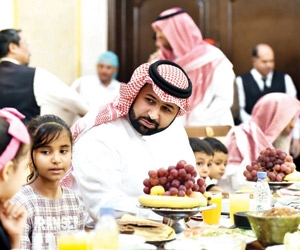 نائب أمير جازان يشارك أبناء الشهداء الإفطار