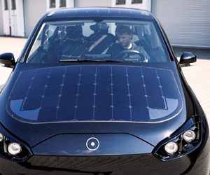 سيارة كهربائية تعمل بالطاقة الشمسية أثناء القيادة