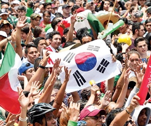 المكسيكيون يحيطون بالسفارة الكورية احتفالا بالتأهل