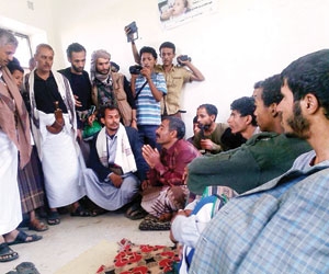 الحوثيون يمثلون بجثث الثوار