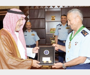 وسام الملك عبدالعزيز لقائد القوات الجوية التركية