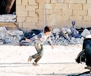 مخرج يكشف حقيقة فيديو الطفل السوري 