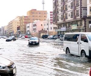 الأمطار تغرق شوارع المدن وتحتجز سيارات في الرياض