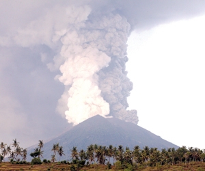 الانفجارات البركانية توقف رحلات الطيران 