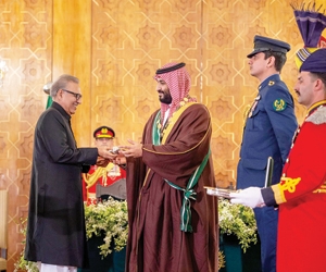 الرئيس الباكستاني يمنح ولي العهد أعلى وسام مدني