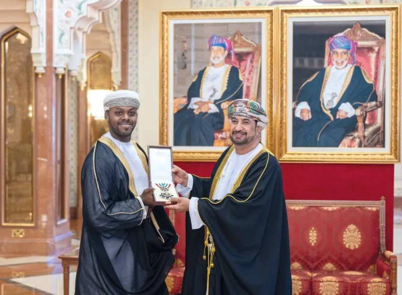جلالة السلطان يمنح وسام الإشادة السلطانية لعدد من الشخصيات العمانية