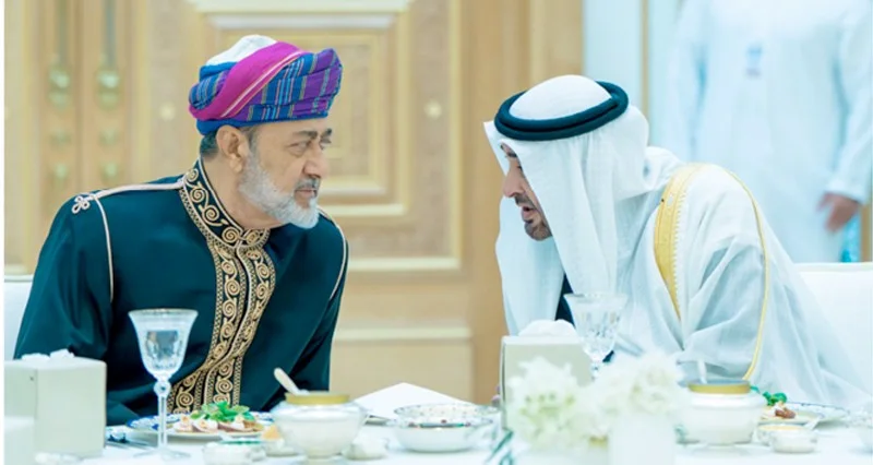 جلالة السلطان ورئيس الإمارات يستعرضان مسارات العلاقات الأخوية المتجذرة ويؤكدان على ما يجمعهما من روابط تاريخية وطيدة
