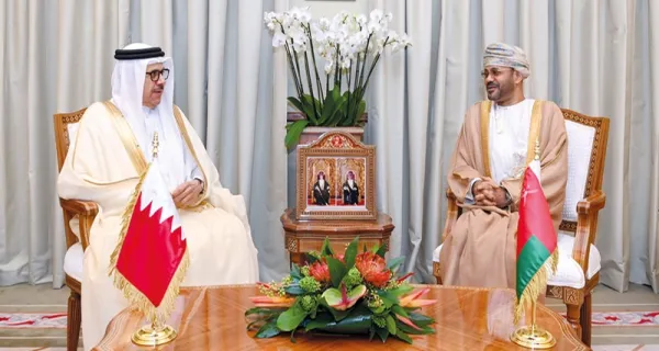 سلطنة عمان والبحرين تبحثان تعزيز التعاون واستضافة القمة العربية الـ33