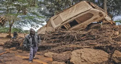 وفيات بانهيار سد فـي كينيا