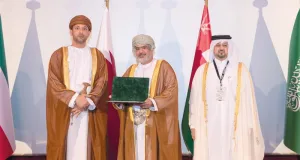 الرئيس التنفيذي لمتاحف قطر يكرم متحف بيت الغشام