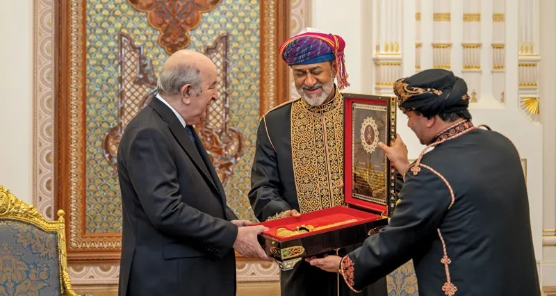 جلالة السلطان يقيم مأدبة عشاء رسمية للرئيس الجزائري .. والقائدان يتبادلان الأوسمة والهدايا التذكارية