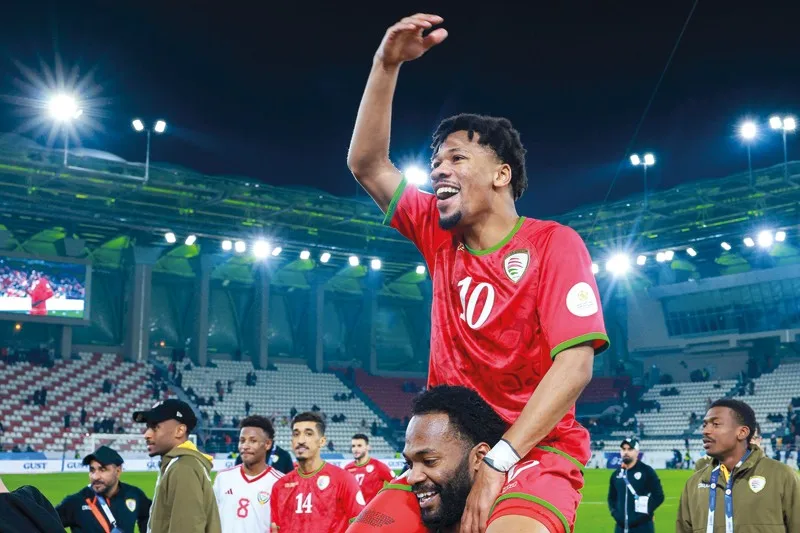الأحمر العماني يصعد للمربع الذهبي عبر «الإمارات» وجماهير الوفاء تشعل المباركية