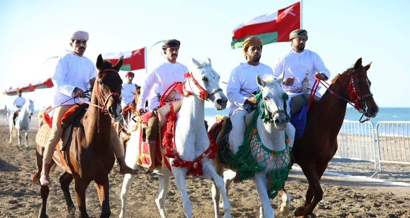 فهر بن فاتك يرعى سباق الفروسية بالسويق