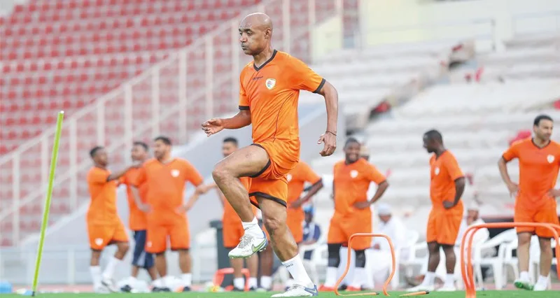 الجهاز الفني لمنتخبنا يؤجل إعلان القائمة النهائية والوهيبي يتابع تدريبات الأحمر