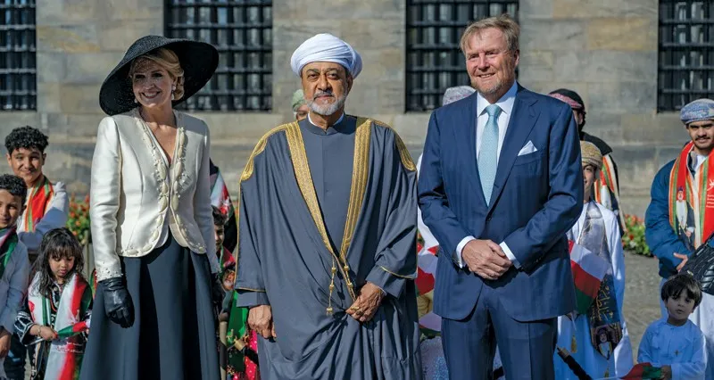 مراسم استقبال رسمية لجلالة السلطان يقيمها ملك هولندا .. والعاهلان يتبادلان الأوسمة