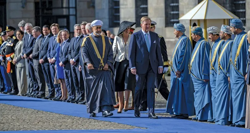 مراسم استقبال رسمية لجلالة السلطان يقيمها ملك هولندا .. والعاهلان يتبادلان الأوسمة