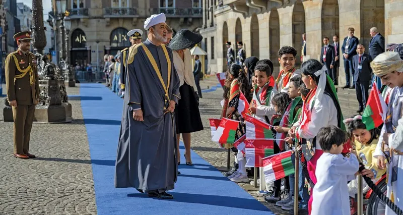 مراسم استقبال رسمية لجلالة السلطان يقيمها ملك هولندا .. والعاهلان يتبادلان الأوسمة