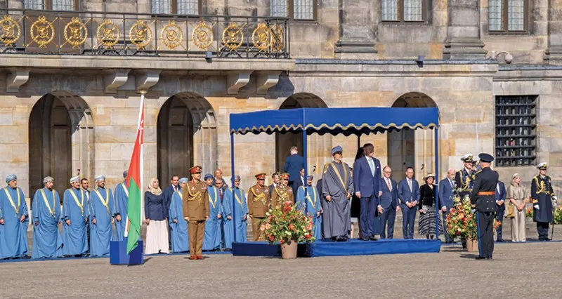 مراسم استقبال رسمية لجلالة السلطان يقيمها ملك هولندا .. والعاهلان يتبادلان الأوسمة