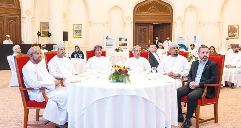 مجموعة عمران تطلق مهرجان عمان للتزلج المظلي 2025