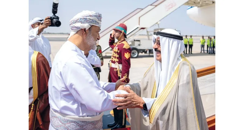 جلالة السلطان وأمير الكويت يستعرضان فرص تعزيز مجالات الشراكة والاستثمار بين البلدين