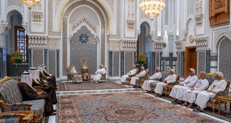 جلالة السلطان وأمير الكويت يستعرضان فرص تعزيز مجالات الشراكة والاستثمار بين البلدين