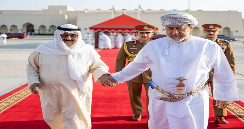 جلالة السلطان وأمير الكويت يستعرضان فرص تعزيز مجالات الشراكة والاستثمار بين البلدين