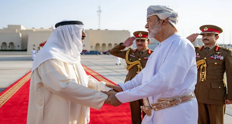 جلالة السلطان وأمير الكويت يستعرضان فرص تعزيز مجالات الشراكة والاستثمار بين البلدين