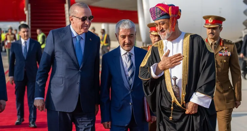 جلالة السلطان فـي مقدمة مستقبلي الرئيس التركي .. ومراسم استقبال رسمية فـي قصر العلم العامر