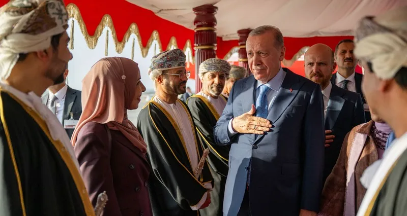 جلالة السلطان فـي مقدمة مستقبلي الرئيس التركي .. ومراسم استقبال رسمية فـي قصر العلم العامر