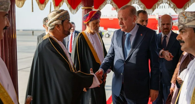 جلالة السلطان فـي مقدمة مستقبلي الرئيس التركي .. ومراسم استقبال رسمية فـي قصر العلم العامر