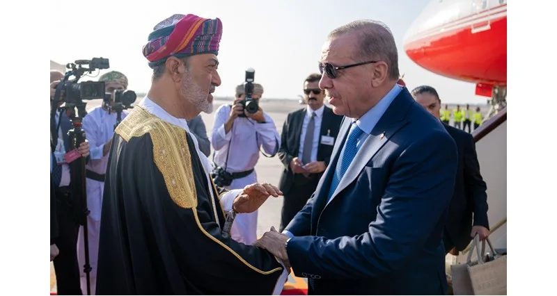 جلالة السلطان فـي مقدمة مستقبلي الرئيس التركي .. ومراسم استقبال رسمية فـي قصر العلم العامر